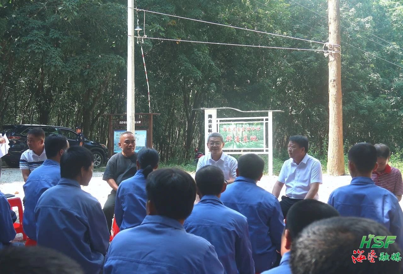 艾轶伦一行人在麻豆tv
邦溪分公司邦溪派驻组十六队胶林里与胶工座谈